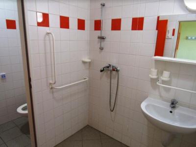 Porodnice Domažlice. Domažlická nemocnice a.s., Gynekologicko-porodnické oddělení: Koupelna pro maminky má sprchu, toaletu a umyvadlo.