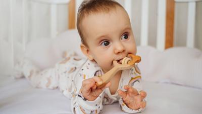 Růst zubů u kojenců: Tipy, jak jim ulevit od bolesti