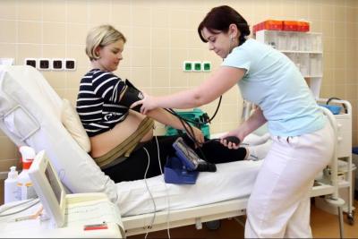 Porodnice Domažlice. Domažlická nemocnice a.s., Gynekologicko-porodnické oddělení: Sestřička také změří tlak.