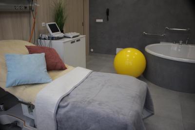 Bulovka, fakultní nemocnice Na Bulovce (Centrum aktivního porodu): Porodní lůžko s vanou a cvičebním míčem