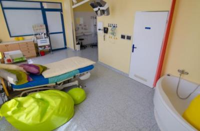 Porodnice Jičín a.s., Gynekologicko - porodnické oddělení: Porodní pokoj v Jičínské porodnici s vybavením.