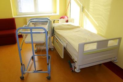 Porodnice Benešov. Nemocnice Rudolfa a Stefanie Benešov, Gynekologicko-porodnické oddělení: Miminko může spát hned vedle maminky.