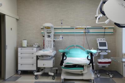 Porodnice Karlovy Vary. Karlovarská krajská nemocnice a porodnice a.s., Gynekologicko-porodnické oddělení: Modrý porodní box pro budoucí maminky.