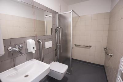 Porodnice Příbram. Oblastní nemocnice Příbram a.s., Gynekologicko-porodnické oddělení: Koupelna pro maminky v porodnici.