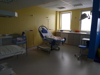 Porodnice Rakovník. Porodní box na prostorném sále.