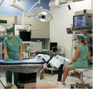 Porodnice Vyškov p. o., Gynekologicko-porodnické oddělení: Zdravotnice připravující sál na císařský zákrok.