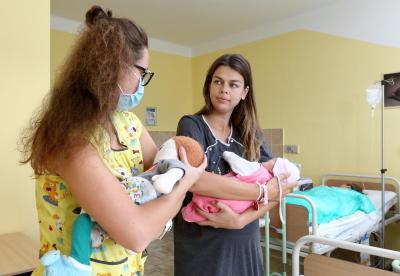 Porodnice Mulačova. Mulačova nemocnice, s.r.o., Gynekologicko-porodnické oddělení: Jak správně držet miminko.