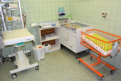 Porodnice Mladá Boleslav. Klaudiánova nemocnice, Gynekologicko-porodnické oddělení: Vyhřívané lůžko pro miminko a postýlka v porodnici.