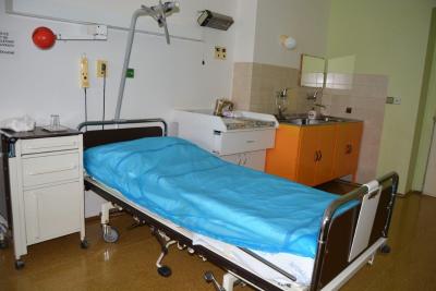 Porodnice Mladá Boleslav. Klaudiánova nemocnice, Gynekologicko-porodnické oddělení: Připravené lůžko pro maminku.