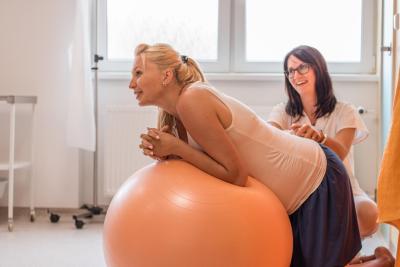 Porodnice Mulačova. Mulačova nemocnice, s.r.o., Gynekologicko-porodnické oddělení: Cvičící žena před porodem.