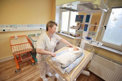 Porodnice Stod. Nemocnice a porodnice Stod, Gynekologicko-porodnické oddělení: Postýlky pro miminka jsou vyhřívané.