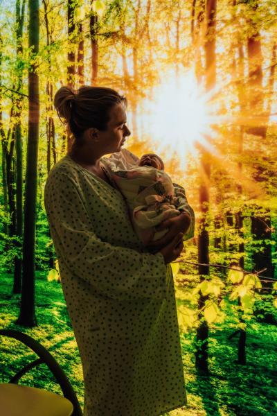 Porodnice Uherské Hradiště. Uherskohradišťská nemocnice a.s., Porodnicko-gynekologické oddělení: Šťastná maminka s děťátkem.