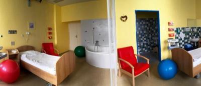 Porodnice Chomutov. Nemocnice Chomutov, o.z., Gynekologicko-porodnické oddělení: Porodní pokoj pro příjemnější průběh porodu.