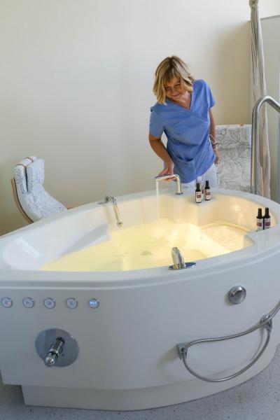 Porodnice Kolín. Oblastní nemocnice Kolín a.s., Gynekologicko-porodnické oddělení: Porodní vana i s esenciálními oleji.
