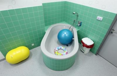 Porodnice Jihlava. Nemocnice Jihlava, Gynekologicko-porodnické oddělení: Porodní vana je základ.