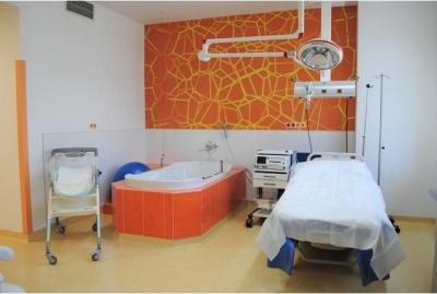 Porodnice Kladno. Oblastní nemocnice Kladno a.s., Gynekologicko-porodnické oddělení: Porodní sál s vanou čekající na maminku.