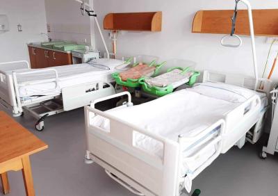 Porodnice Mělník. Nemocnice s poliklinikou Mělník, Gynekologicko-porodnické oddělení: Běžný lůžkový pokoj pro maminky.