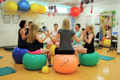 Porodnice Kladno. Oblastní nemocnice Kladno a.s., Gynekologicko-porodnické oddělení: Porodnice nabízí i cvičení pro maminky.