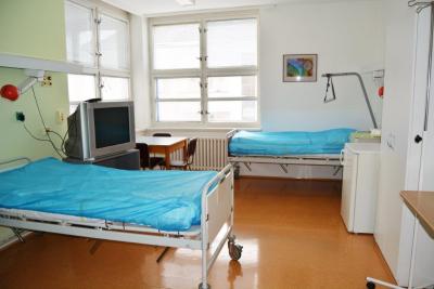 Porodnice Mladá Boleslav. Klaudiánova nemocnice, Gynekologicko-porodnické oddělení: Na standardním pokojíčku je i televize.