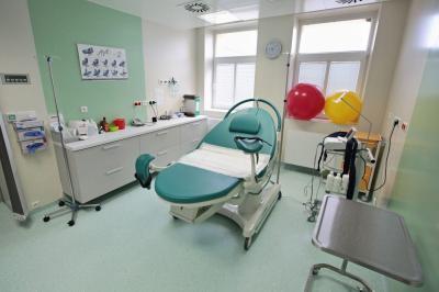 Porodnice Stod. Nemocnice a porodnice Stod, Gynekologicko-porodnické oddělení: Porodní box na prostorném a čistém sále.