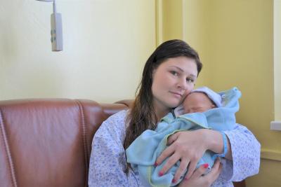 Porodnice Most. Nemocnice Most, o.z., Gynekologicko-porodnické oddělení: Maminka s miminkem v šestinedělí.