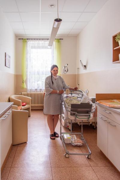 Porodnice Olomouc: Novopečená maminka a její děťátko.