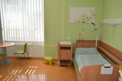 Porodnice Mladá Boleslav. Klaudiánova nemocnice, Gynekologicko-porodnické oddělení: Jednolůžkový pokojíček pro maminky v porodnici.