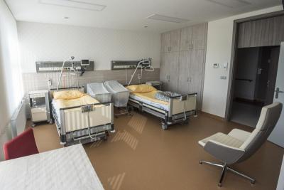 Porodnice Příbram. Oblastní nemocnice Příbram a.s., Gynekologicko-porodnické oddělení: Sdílený pokojíček pro maminky.