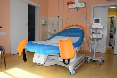 Porodnice Mladá Boleslav. Klaudiánova nemocnice, Gynekologicko-porodnické oddělení: Porodní box připravený na budoucí maminku.