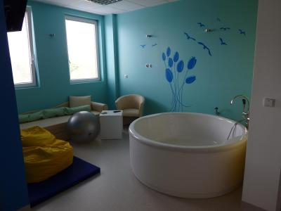 Porodnice Rakovník. Masarykova nemocnice v Rakovníku, Gynekologicko-porodnické zařízení: Moderní a prostorná porodní vana.