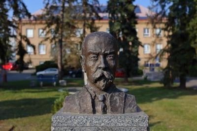 Porodnice Rakovník. Busta před porodnicí v parku.