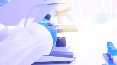 Laboratorní technik vybírá pod mikroskopem ideální spermii pro umělé oplodnění.