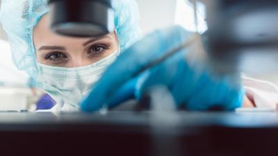 Laboratorní technička dělá genetické vyšetření embrya.