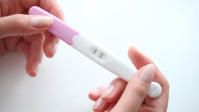 Přítomnost hCG hormonu odhalí těhotenský test.