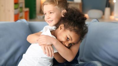 Bratr objímá adoptovanou sestřičku, adopce