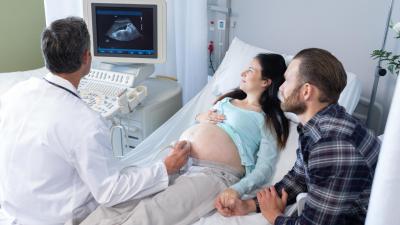 Žena s partnerem na screeningu u gynekologa.