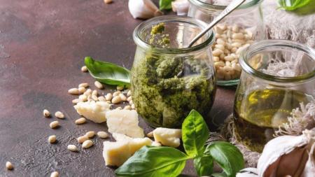 Jednohubky s pestem a sušenými rajčaty