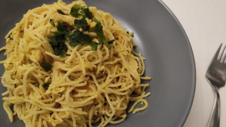 Špagety s kuřecím masem a kurkumou