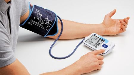 Zvedne se vám občas tlak? Změřte si ho jedním z 5 digitálních tlakoměrů Veroval
