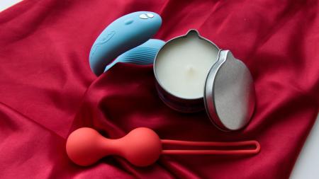 Nenechte vášeň vyhasnout. Jaké erotické pomůcky vrátí jiskru postelovým hrátkám?