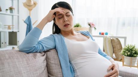 Žaludek na vodě a pocit na zvracení? 9 osvědčených rad, jak přežít nevolnosti v těhotenství