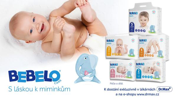 Usmívající čerstvě přebalené miminko vedle všech balení plenek BEBELO.