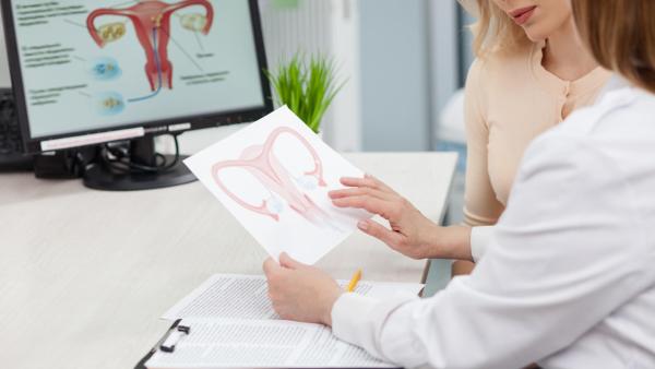 Konzultace doktorky a pacientky v gynekologické ordinaci.