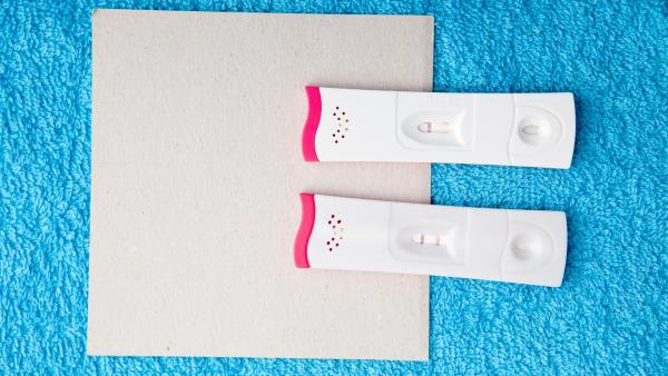 Porovnání dvou těhotenských testů s různě silnými testovacími čárkami.