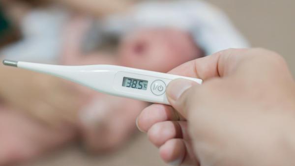 Teploměr s naměřenou teplotou 38,5