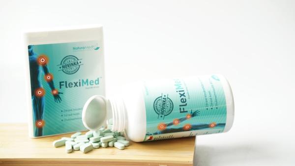 NaturaMed, FlexiMed, kloubní doplněk stravy, vysypané tablety z dózy na dřevěné prkénko