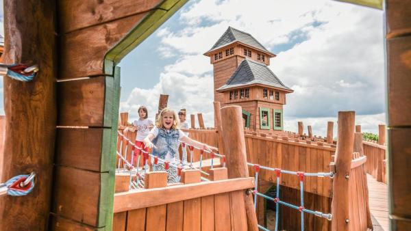 Děti užívající si dřevěné prolézačky v areálu Štastná země v Radvanicích