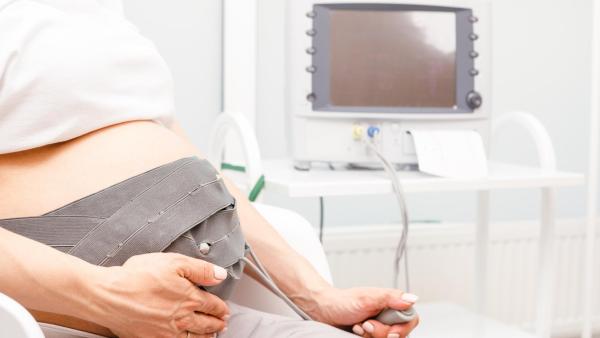 Těhotná žena připojená na monitoru v porodnici.