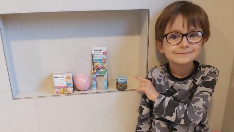 Dítě ukazuje na koupelové výrobky pro děti značky tetesept