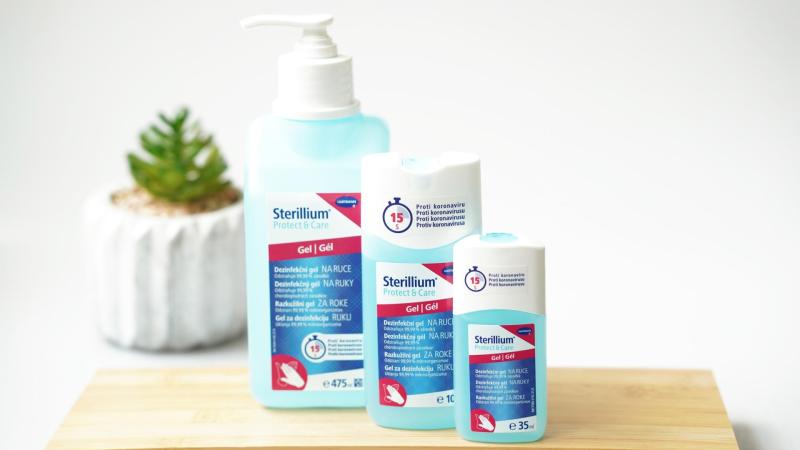 tři velikosti antibakteriálního gelu Sterillium Protect & Care